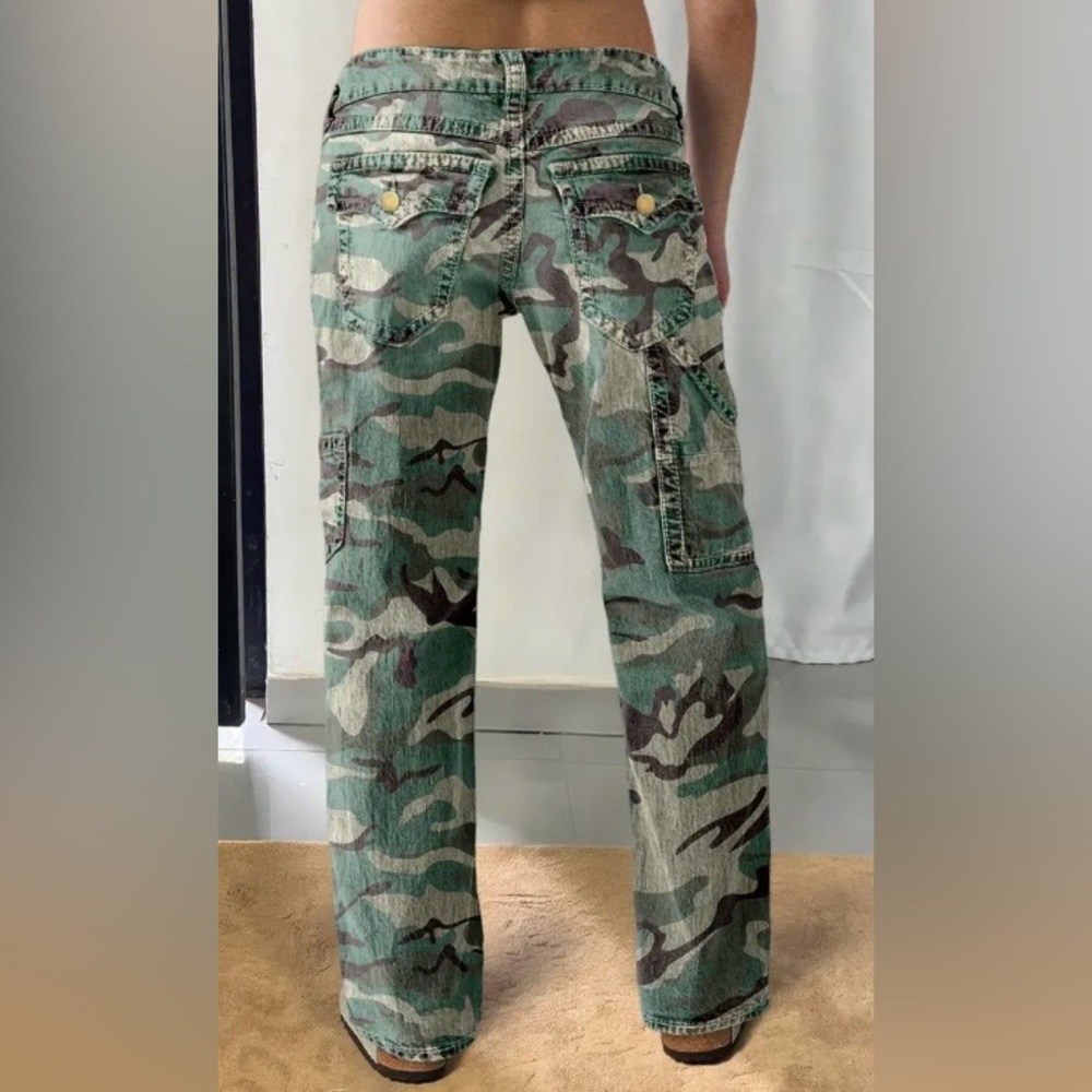 Flamingals Camo Mid Rise Straight Leg Jeans Size Large NWT - Picture 2 of 12